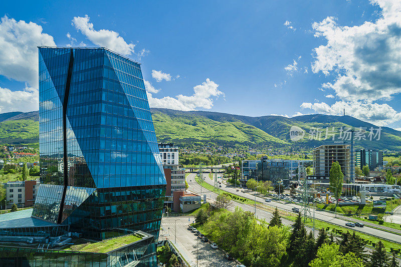 在Sofia、Bulgaria和Vitosha mountain中，有一个drone镜头。(布加兰:斯格拉德、维托什·普兰和布尔的斯格拉德斯图斯计划。българ)